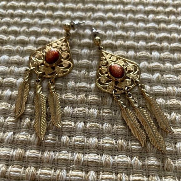 NWOT Gold Metal Feathers and Goldstone Post Earrings - Picture 3 of 7